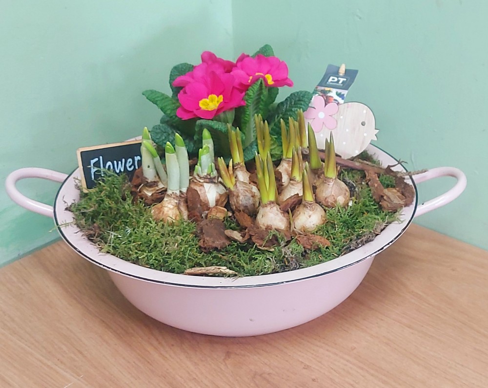 Petal pusher planter